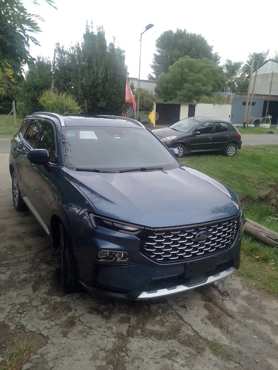Una camioneta azul recién lavada