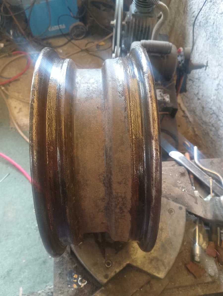 Una llanta de chapa montada en la máquina del taller